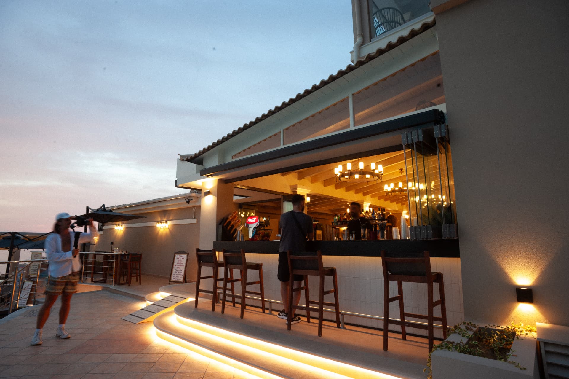 Pool bar, βραδινή ατμόσφαιρα